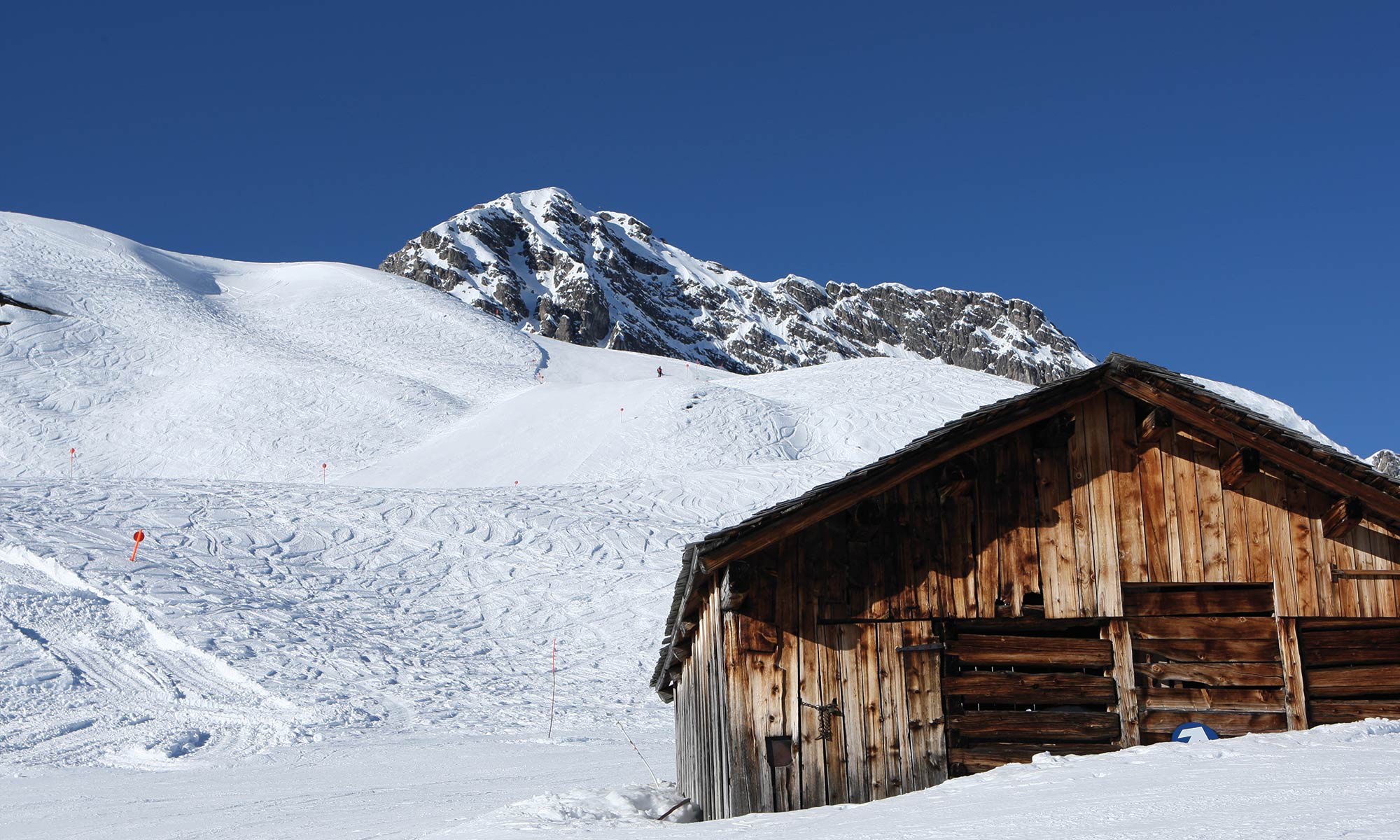 Sonnenskilauf im Winter in Lech am Arlberg